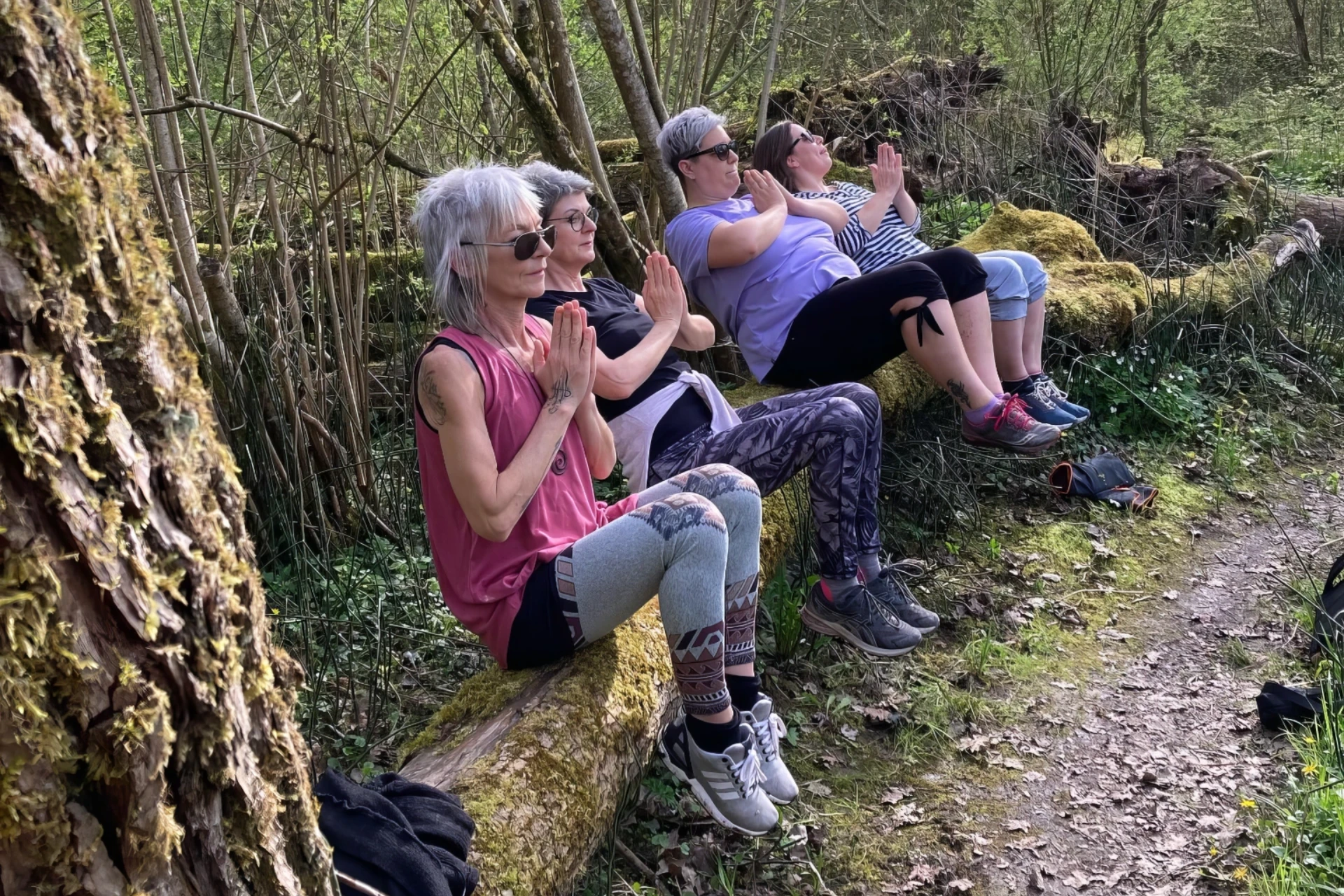 Yogaklasse Outdoor im Wald